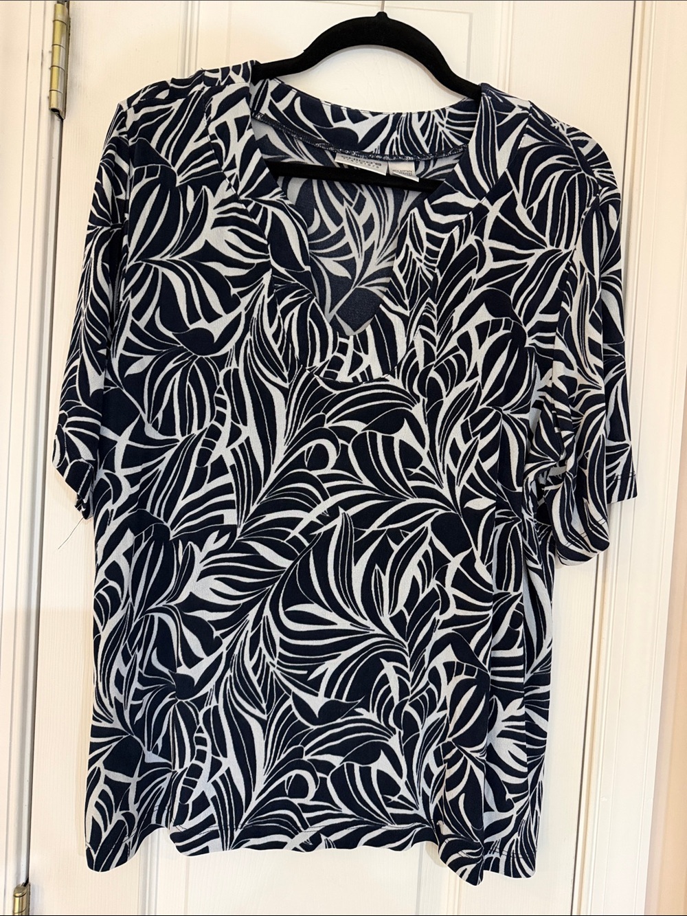Chico’s Travelers Navy and White Short Sleeve V-Neck Top, Size 3